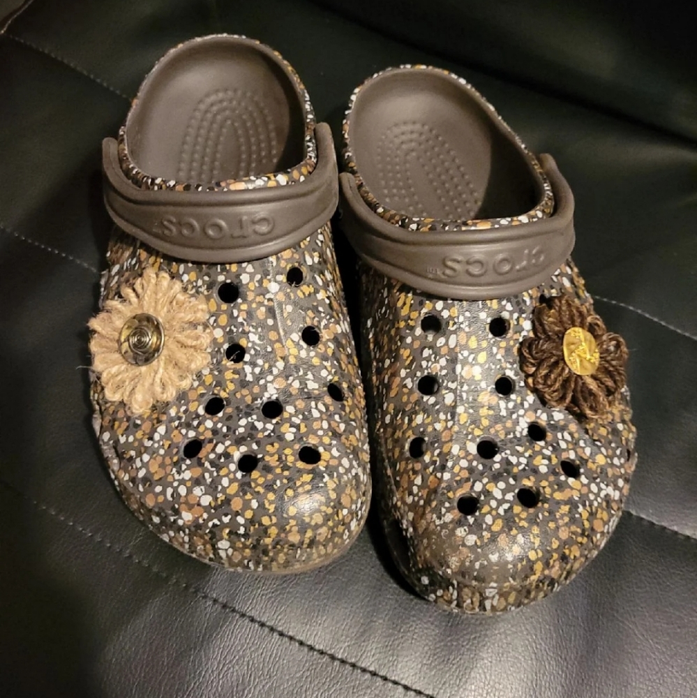 W7 Crocs